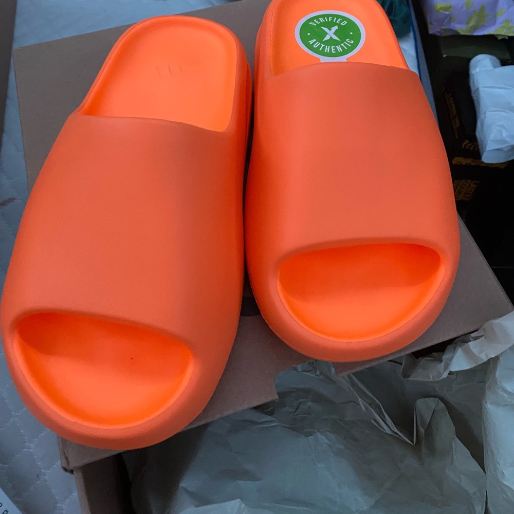 Authentic Yeezy Slides Enflame - Picture 3 of 7